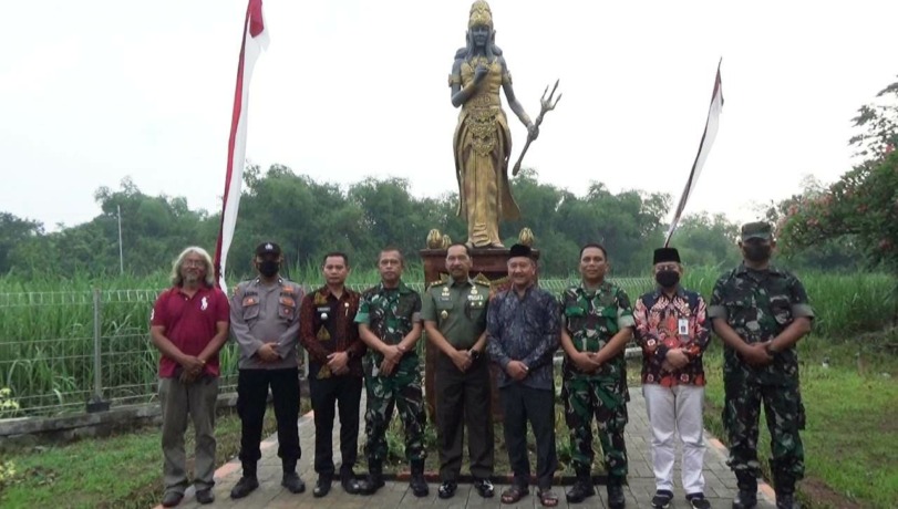 SPIRIT MAJAPAHIT: Aster Panglima TNI Mayjen TNI Purwo Sudaryanto didampingi Danrem 082/CPYJ Kolonel Inf Unang Sudargo, SH.,M.M., Dandim 0815 Mojokerto Letkol Inf Beni Asman, S.Sos, MH, beserta jajaran saat peresmian kemarin.