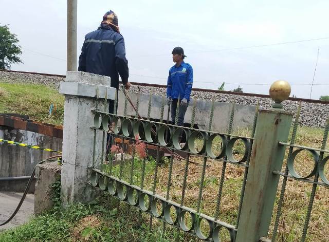 NYOLONG: Komplotan maling tengah mencuri besi underpass milik PT KAI di Dusun Karangnongko, Desa Mojoranu, Kecamatan Sooko.