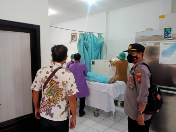 PERIKSA MEDIS: Petugas Polsek Pacet dan RSUD Sumberglagah Pacet saat memeriksa jasad korban, kemarin.