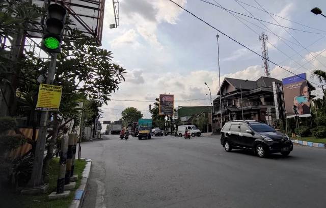 TEKNOLOGI: Simpang Empat Pekukuhan, Kecamatan Mojosari, Kabupaten Mojokerto, dalam waktu dekat bakal tersambung dengan ATCS besutan DPRKP2 Kabupaten Mojokerto. (Martda Vadetya/Jawa Pos Radar Mojokerto)