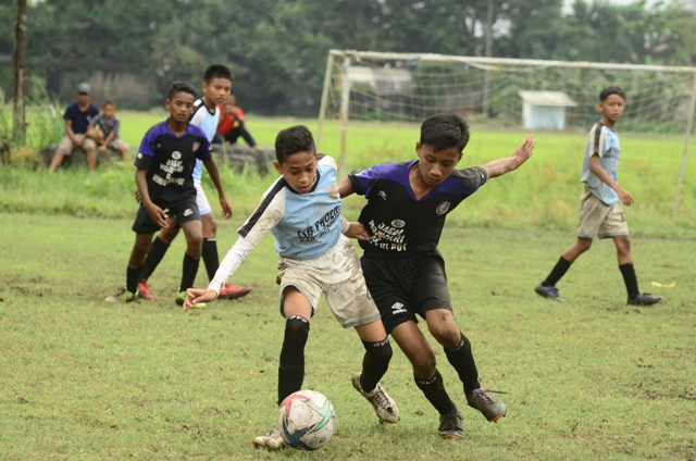 SEGERA DIPUTAR: Pemain usia di bawah 15 tahun saat bertarung di sengitnya kompetisi Piala Soeratin tingkat Kabupaten Mojokerto awal tahun kemarin.