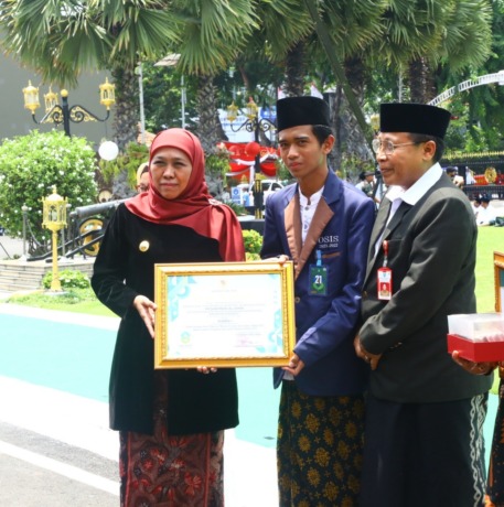 PRESTASI: Gubernur Khofifah Indar Parawansa memberi penghargaan kepada santri Pondok Pesantren Al-Amin saat peringatan Hari Santri Nasional, Sabtu (22/10).