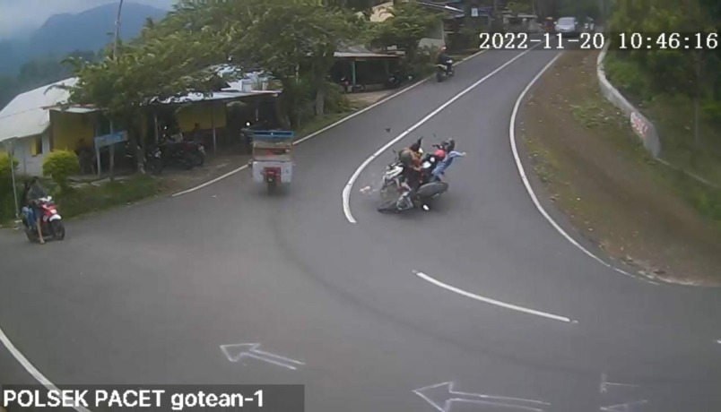 NAHAS: Kecelakaan adu moncong yang melibatkan dua motor di tikungan Gotekan, Desa/Kecamatan Pacet, Kabupaten Mojokerto, terekam kamera pengawas, November 2022. (Tangkapan layar CCTV Polsek Pacet for Jawa Pos Radar Mojokerto)