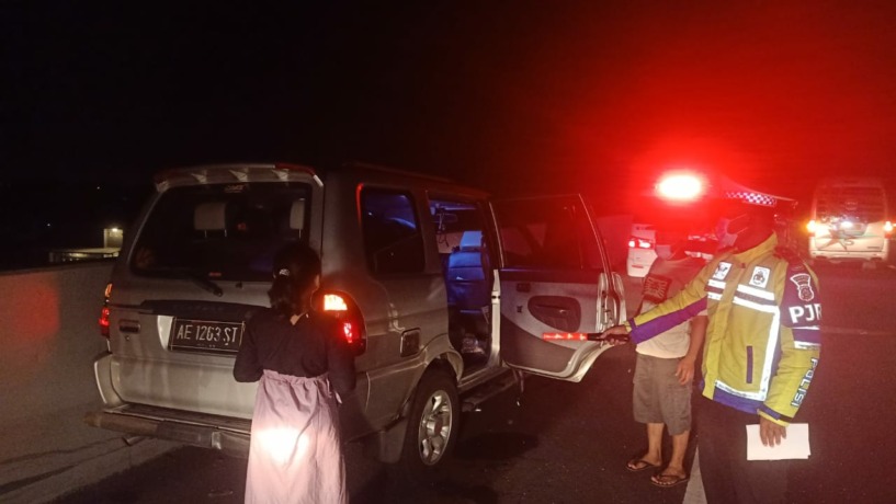 PENANGANAN: Petugas Sat PJR Ditlantas Polda Jatim melakukan olah TKP kecelakaan di KM 705+400 Tol Jombang-Mojokerto (Jomo), Desa Pagerluyung, Kecamatan Gedeg, Minggu (6/11) malam. (dok Satlantas Polres Mojokerto Kota for JPRM)