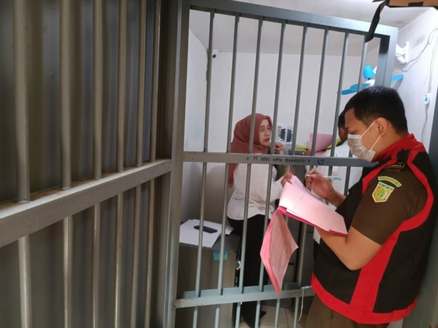 GELEDAH: Tim penyidik Kejaksaan Kota Mojokerto menggeledah sejumlah dokumen untuk dijadikan barang bukti kasus korupsi BPRS Mojo Artho Kota Mojokerto. (Sofan Kurniawan/Jawa Pos Radar Mojokerto)