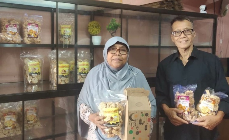 TURUN TEMURUN: Umi Mufidah, generasi ketiga yang menggeluti usaha pembuatan kudapan berbahan dasar beras ketan ini.