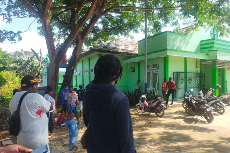 Keluarga terdakwa kasus penyerangan Pos Koramil Kisor Abraham Mate saat memadati kamar jenazah RSUD Sele Be Solu Sorong untuk melihat jenazah, Kamis (3/11/2022). ANTARA/Ernes Broning Kakisina