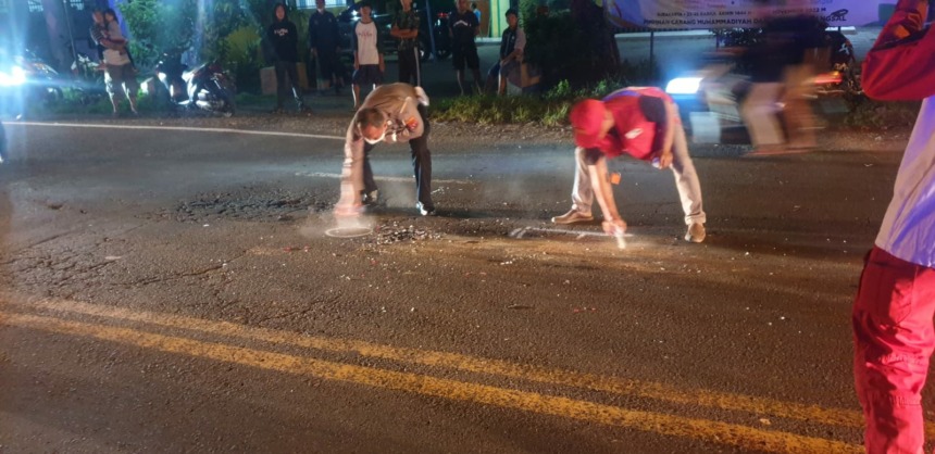 NAHAS: Petugas Satlantas Polres Mojokerto tengah melakukan olah TKP kecelakaan maut di Jalan Raya Desa Sidomulyo, Kecamatan Bangsal, Kabupaten Mojokerto, Jumat (4/11) malam. (Martda Vadetya/Jawa Pos Radar Mojokerto)