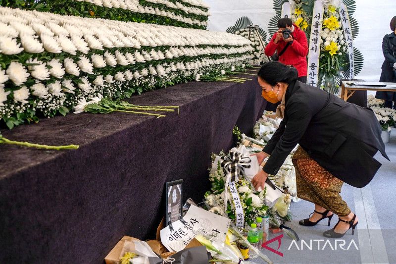 Ketua DPR RI Puan Maharani meletakkan karangan bunga saat mengunjungi lokasi memorial Tragedi Itaewon di Seoul, Korea Selatan, Kamis (10/11/2022). (ANTARA/HO-DPR)