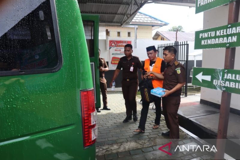 Kejari Gorontalo Utara resmi menahan AA, kepala desa nonaktif Desa Langge, Kecamatan Anggrek, tersangka korupsi dana desa tahun anggaran 2019 dan 2020. ANTARA/HO-humas Kejari