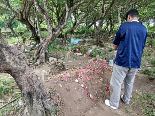 BERUJUNG MAUT: Korban meninggal diduga keracunan langsung dikebumikan di makam umum Desa Kepuhpandak, Kecamatan Kutorejo, Jumat (18/11) pagi. (Martda Vadetya/Jawa Pos Radar Mojokerto)