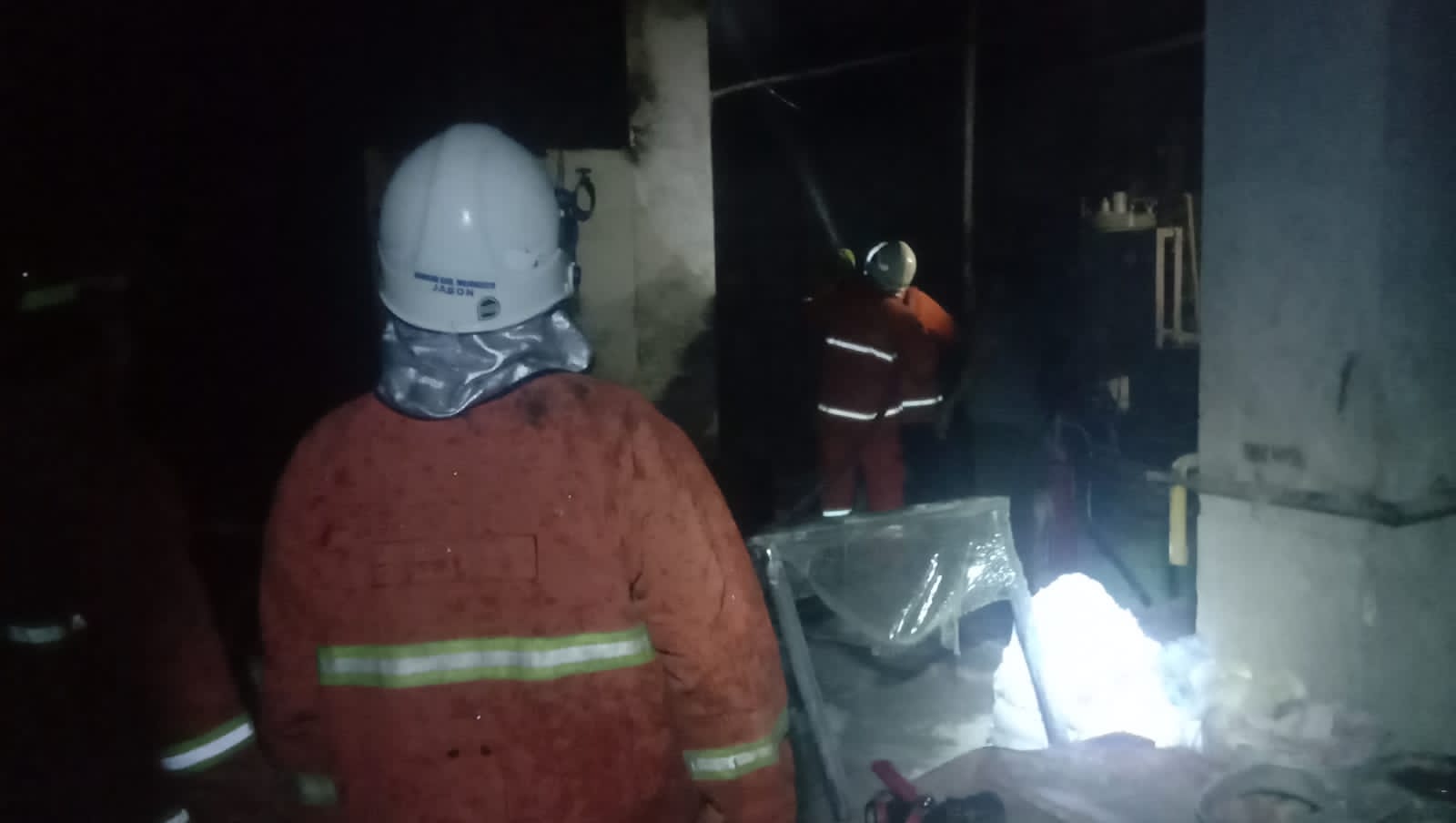 LUDES: Petugas Damkar BPBD Kabupaten Mojokerto saat melakukan pembasahan guna memastikan padamnya kebakaran PT Multi Anugerah Lestari Texindo di Dusun Kesono, Desa Candiharjo, Kecamatan Ngoro.