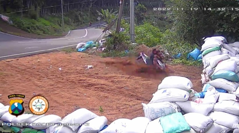 REM BLONG: Motor Honda Vario warna putih bernopol S 3819 RQ saat masuk ke jalur penyelamat Gotekan usai mengalami rem blong, Sabtu (19/11). (Tangkapan layar CCTV relawan)