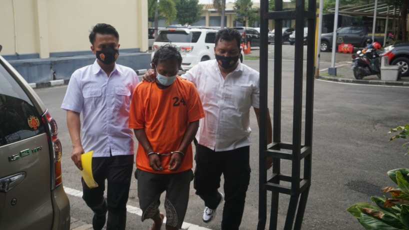 BEJAT: Terduga pelaku pemerkosaan anak kandung digiring menuju rutan Polres Mojokerto. (dok Polres Mojokerto for Jawa Pos Radar Mojokerto)