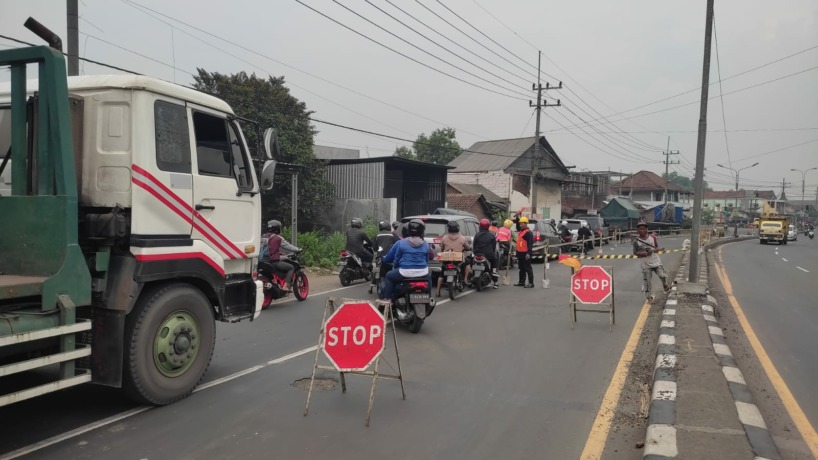 PARAH: Kemacetan panjang terjadi di Jalan Raya By Pass  Mojokerto, Sabtu (26/11) siang. Kendaraan mengular dari Simpang Tiga Lengkong hingga Simpang Jampirogo. Tersendatnya arus lalu lintas dari Surabaya-Jombang karena perbaikan jalan itu membuat kepolisi