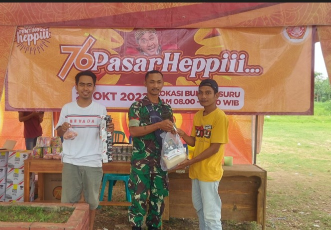 ASYIK: Petugas memberikam paket sembako kepada warga Trawas. Program Pasar Heppiii merupakan rangkaian dari sejumlah kegiatan yang digelar Karta Heppiii Community sepanjang tahun 2022.