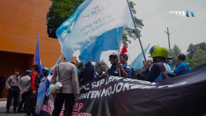 SAMPAIKAN TUNTUTAN: Buruh menggelar aksi di depan Kantor Bupati Mojokerto untuk menuntut kenaikan UMK 2023, Selasa (29/11).