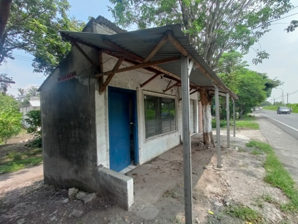 KOSONG: Bekas bangunan Panti Pijat Berkah di Jalan Raya Desa Mlirip, Kecamatan Jetis, Kabupaten Mojokerto, Kamis (10/11). Banyak warga menemui penampakan di tempat pembunuhan terapis tersebut. (Yulianto Adi Nugroho/Jawa Pos Radar Mojokerto)