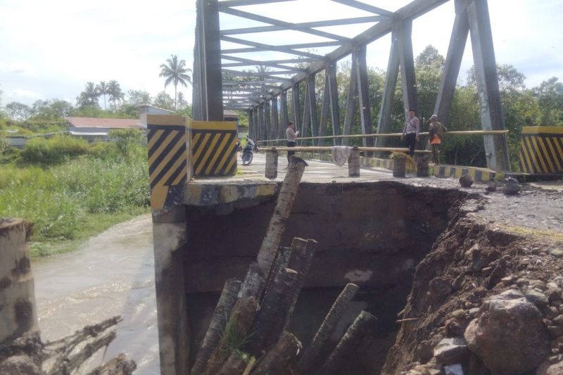 Pangkal jembatan beton yang menghubungkan Kecamatan Curup Utara dengan Kecamatan Curup terputus akibat digerus banjir yang melanda wilayah itu pada Senin malam (7/11). ANTARA/HO-BPBD Rejang Lebong