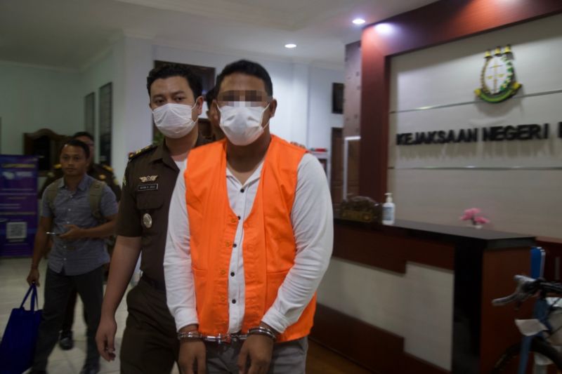 Penyidik Kejaksaan Negeri Bangli melakukan penahanan terhadap tersangka AWS karena melakukan tindakan penyalahgunaan uang setoran kredit Kupendes dan KUR tahun 2020 sampai tahun 2022 untuk keperluan pribadinya usai diperiksa di Kejari Bangli. ANTARA/HO-Ka