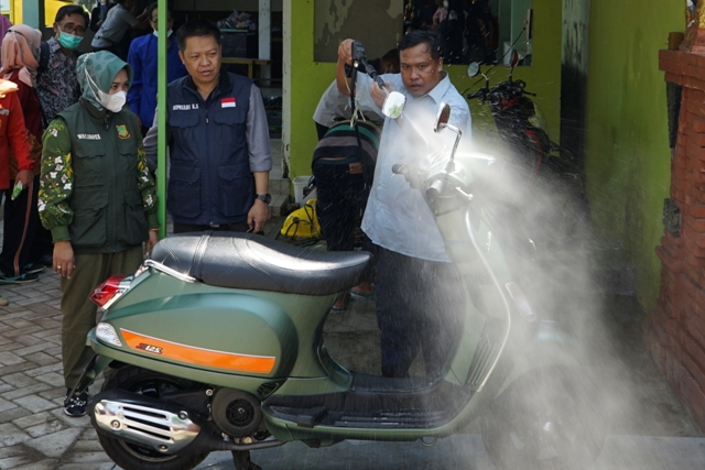 MANDIRI: Wali Kota Mojokerto Ika Puspitasari bersama suami Supriyadi Karima Saiful memanfaatkan jasa usaha cuci motor Mandiri Jaya di Jalan Benpas, Kelurahan Balongsari, Kecamatan Magersari, Kota Mojokerto.