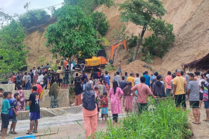 Kondisi longsor di Muaro Tantang. (Antara/HO-Dok BPBD Agam)