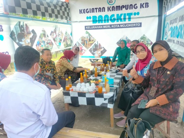 TINJAU LANGSUNG: Tim verifikator lapangan saat melakukan penilaian di Kampung KB Bangkit Kelurahan Meri, Kecamatan Kranggan, Kota Mojokerto, Mei lalu.