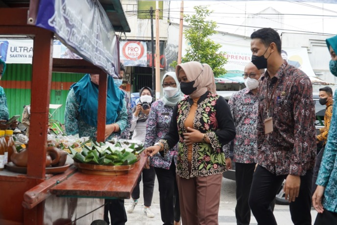 PRODUKTIF: Wali Kota Ika Puspitasari didampingi Lurah Sentanan Fauzan Hadiyan Ichsan meninjau hasil produk UMKM dari Kampung Jajanan Sentanan, beberapa waktu lalu. (dok JPRM)