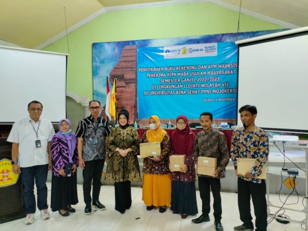 KOMITMEN: Kepala Lembaga Layanan Pendidikan Tinggi  Wilayah VII, Prof Dr Dyah Sawitri, S.E, MM bersama perwakilan perguruan penerima KIPK.