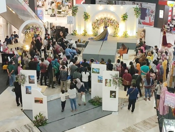 PARADE: Artis make up sedang melenggak lenggok di stage dan para photographer hunting foto.