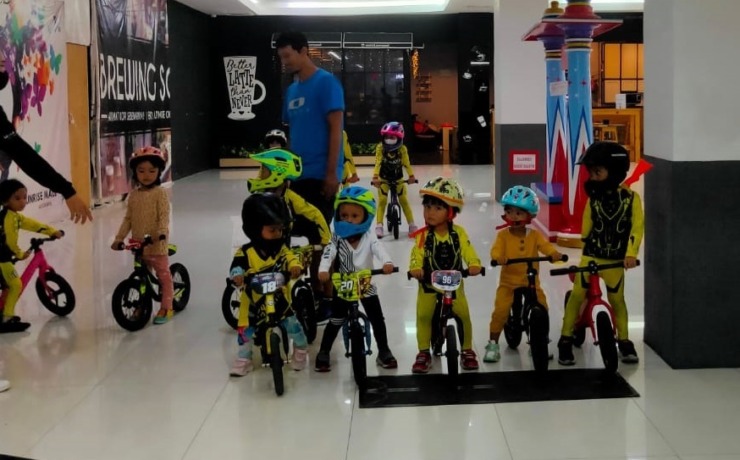 BELAJAR BERSAMA: Anak usia dini anggota bumble Ride Team disela latihan rutin pushbike di Sunrise mal.