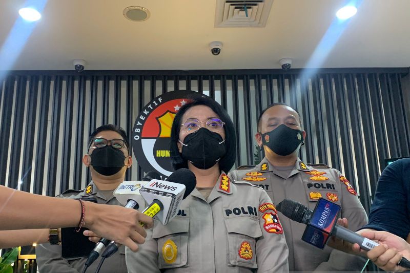 Kepala Bagian Penerangan Umum (Kabagpenum) Divisi Humas Polri Kombes Pol. Nurul Azizah memberikan keterangan pers perkembangan penanganan kasus gagal ginjal akut di Mabes Polri. (ANTARA/Laily Rahmawaty)