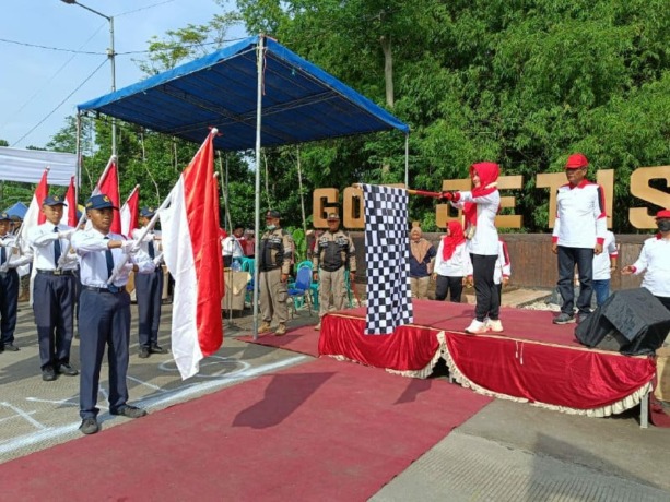 SEMANGAT PAHLAWAN: Bupati Ikfina Fahmawati didampingi Kepala DPMD Yudha Akbar Prabowo, Kepala Bangpesbangpol Nugraha Budhi Sulistya, serta Camat Jetis Madya Andriyanto, memberangkatkan peserta kirab merah putih sepanjang 2022 meter di GOR Jetis Sehat, Des