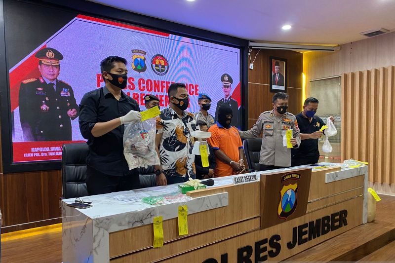 Kasat Reskrim Polres Jember AKP Komang Yogi Aryawiguna (dua kiri) memberikan keterangan hasil ungkap kasus dawet dicampur karbit, Rabu (16/11/2022). (ANTARA/Zumrotun Solichah)