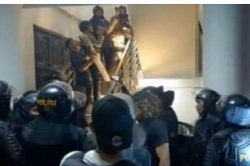 Foto tangkap layar polisi antihuru-hara saat melakukan pengamanan dan evakuasi mahasiswa yang terjebak di dalam kampus Syaifudin Zuhri UIN Sayyid Ali Rahmatullah Tulungagung, Minggu (20/11/2022) (Destyan Handri Sujarwoko)
