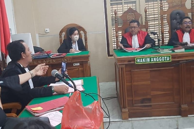 Jaksa Penuntut Umum Sri Delyanti (nomor satu dari kiri) membacakan tuntutan terdakwa RS kurir narkotika jenis sabu. (Foto:ANTARA/HO)
