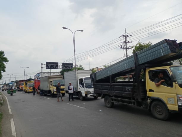 MACET: Ruas Jalan Trowulan-Mojoagung, Kecamatan Trowulan, Kabupaten Mojokerto macet usai dua kejadian kecelakaan terjadi hampir bersamaan di Trowulan, Rabu (30/11) siang. (Yulianto Adi Nugroho/Jawa Pos Radar Mojokerto)