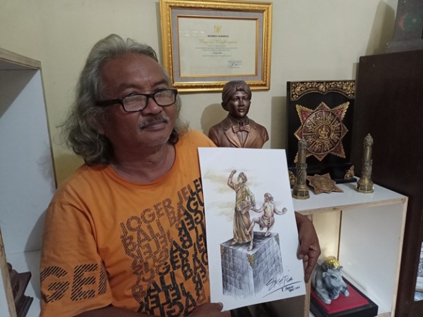PENUH MAKNA: Mockup patung Monumen Semangat Soekarno karya Putut Nugroho. Foto kanan, Putut menunjukkan sketsa patung di kediamannya di Lingkungan/Kelurahan Miji 4, Kecamatan Kranggan, Kota Mojokerto, kemarin. (Yulianto Adi Nugroho/Jawa Pos Radar Mojokert