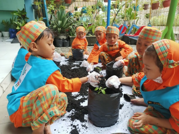 LESTARI: Peserta didik PGIT Permata belajar mencintai bumi dengan menanam untuk menjaga keasrian lingkungan sekitar.
