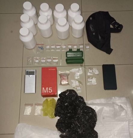 DIAMANKAN: Sejumlah barang bukti dari tangan pelaku kini diamankan di Polres Mojokerto untuk kepentingan pengembangan.