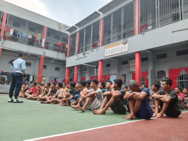 MEMBELUDAK: Warga binaan mengikuti kegiatan di Lapas Kelas II-B Mojokerto, Jalan Taman Siswa. Jumlah penghuni lapas mengalami overkapasitas. (Yulianto Adi Nugroho/Jawa Pos Radar Mojokerto)