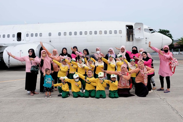 EDUKASI: Peserta didik TK Aisyiyah 08 mengikuti kegiatan outbond di Rumah Pintar Juanda Surabaya.