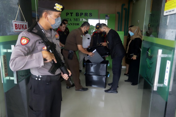 TERUS DIDALAMI: Tim penyidik Kejaksaan Kota Mojokerto menggeledah ruangan kantor BPRS Mojo Artho untuk menemukan alat bukti berupa dokumen nasabah pada November lalu. (dok Jawa Pos Radar Mojokerto)