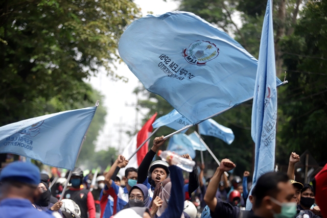 Buruh perempuan yang hamil akan mendapat hak cuti selama 6 bulan.