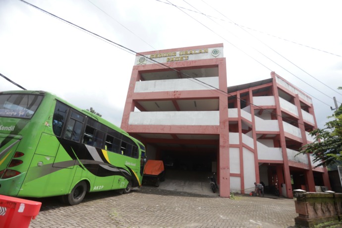VVIP: Wana Wisata Air Panas VVIP yang menelan anggaran Rp 418 juta, nampak tak terurus. Sejak dibangun pada 2021 lalu, bangunan ini belum difungsikan. (Sofan Kurniawan/Jawa Pos Radar Mojokerto)