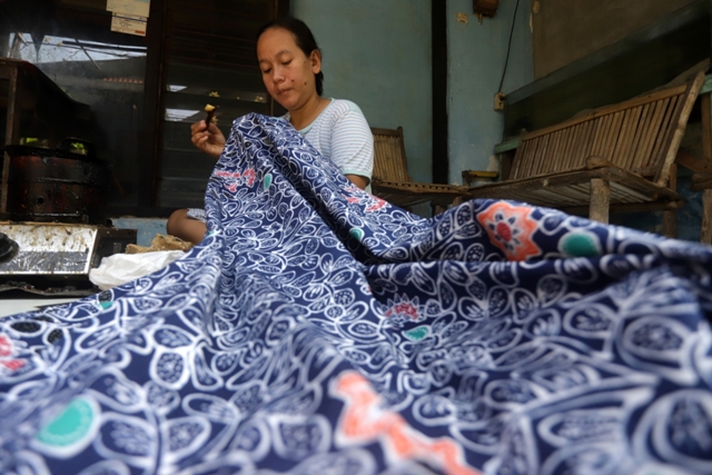 PERAJIN KOTA: Seorang perajin batik asal Lingkungan Suratan, Kelurahan/Kecamatan Kranggan, Kota Mojokerto tengah merampungkan pesanan batik seiring keberadaan event MBF pada 5 Desember lalu. (dok Jawa Pos Radar Mojokerto)