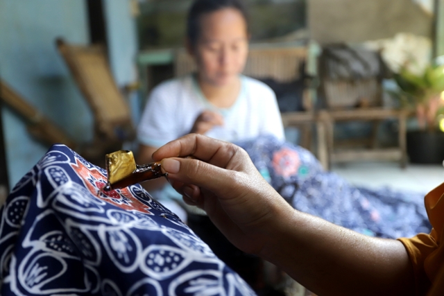 Salah satunya Sofia perajin batik yang produksi di Lingkungan Suratan Kelurahan/Kecamatan Kranggan. Saat Jawa Pos Radar Mojokerto mengunjungi tempat produksi, Kamis (24/11), terlihat sejumlah pekerja sedang mencanting lembaran kain. (Sofan Kurniawan/Jawa