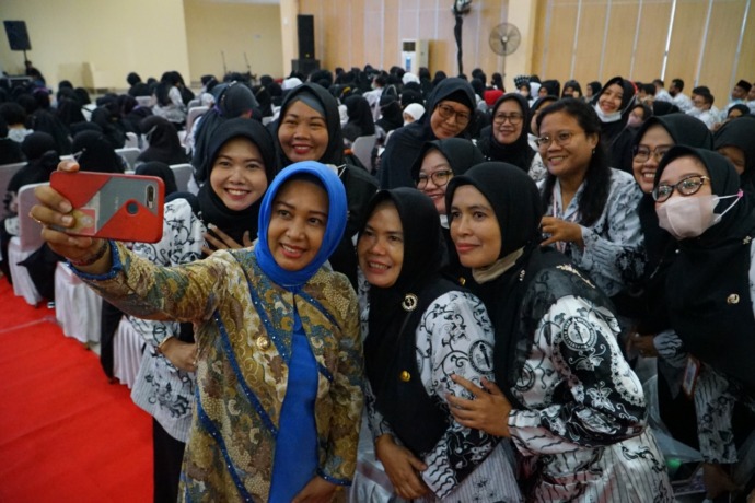 DEKAT: Wali Kota Ning Ita berswafoto bersama guru usai menjadi pembicara pada Seminar PGRI Kota Mojokerto, Kamis (24/11).