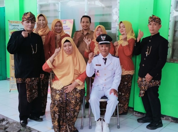 KOMITMEN: Lurah Kauman Bagiyo Utomo bersama seluruh perangkat deklarasi pelayanan online 24 jam.