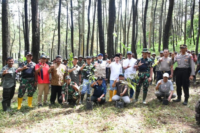 LESTARI: Rombongan Kodim 0815/Mojokerto, Korem 082/CPYJ melakukan kegiatan reboisasi di Kawasan Hutan Sumber Klurak Desa Kembangbelor, Kecamatan Pacet, Sabtu (12/11). (dok Pendim 0815 for JPRM)